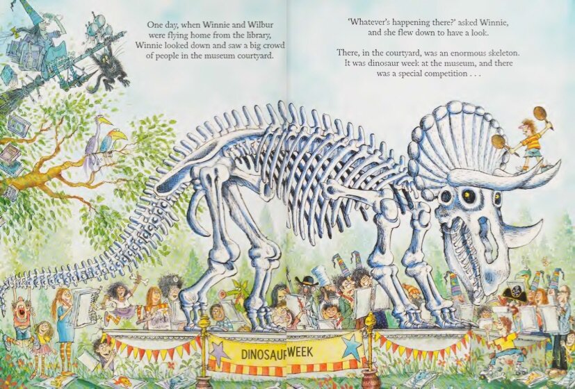 《Winnie and Wilbur: The Dinosaur Day》的一幅跨页：博物馆庭院里的三角龙骨架横跨左右两页